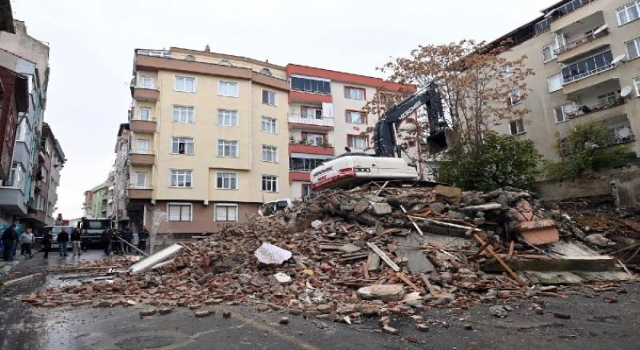 SÜLEYMANPAŞA'DA BİNA YIKILDI!