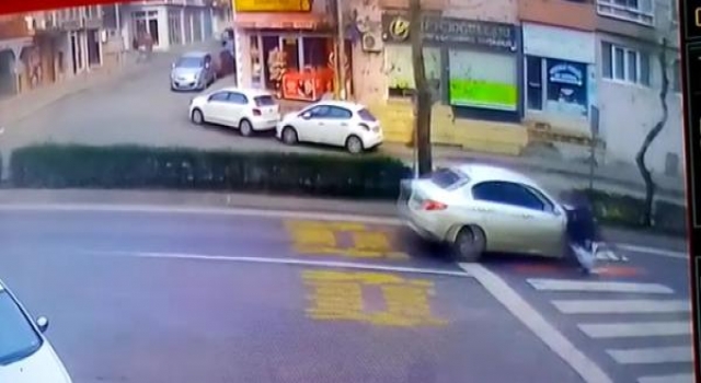 OTOMOBİL YAYAYA ÇARPTI!