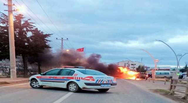 SEYİR HALİNDEKİ ARAÇ ALEV ALEV YANDI!