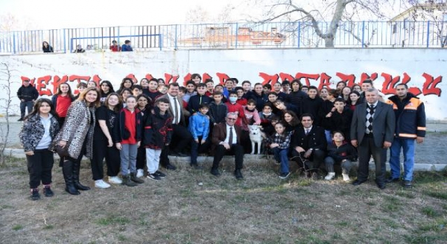 Öğrenciler sahiplendikleri ’Köpük’ adlı köpeğin ismini sandıkta oylamayla belirledi