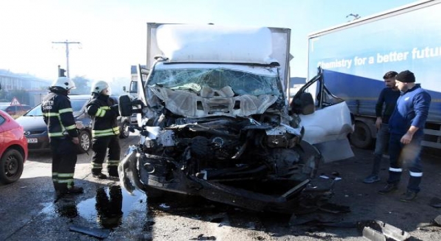 Tekirdağ’da kamyonet, ışıkta bekleyen kamyona çarptı: 1 yaralı
