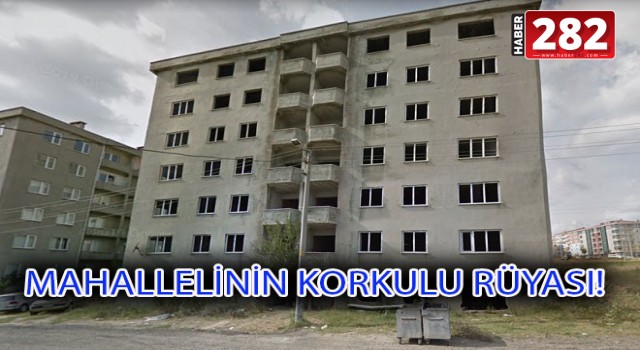 SAHİPSİZ BİNA TEHLİKE SAÇIYOR!
