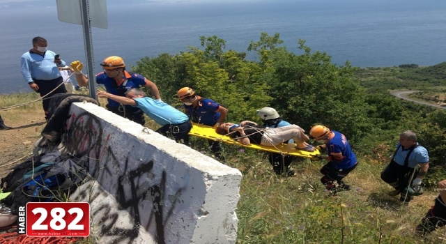 Tekirdağ'da uçuruma yuvarlanan otomobildeki iki kişi yaralandı