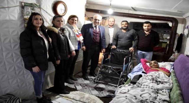Toplanan mavi kapaklarla alınan tekerlekli sandalye, ihtiyaç sahibine teslim edildi