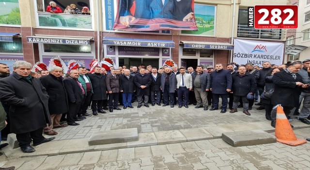 ÇORLU'DA GÖRKEMLİ HAMSİ FESTİVALİ: HEM MİDELER DOYDU HEM DE KULAKLARIN PASI SİLİNDİ!