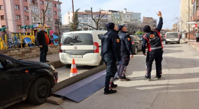 Keşan’da lodos, kooperatif binasının kaplamalarını uçurdu