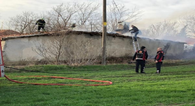 Keşan’da tek katlı evin çatısı yandı