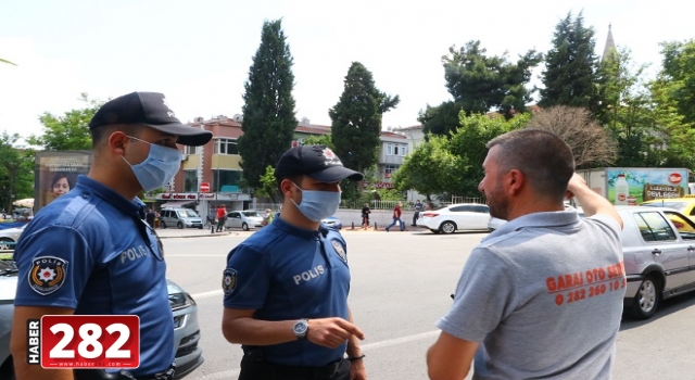 Maske takmayan vatandaşlar ile polis arasında ilginç diyaloglar