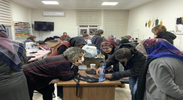 Tekirdağ’da kadınlar depremzedeler için günde 1000 battaniye ve 500 polar dikiyor