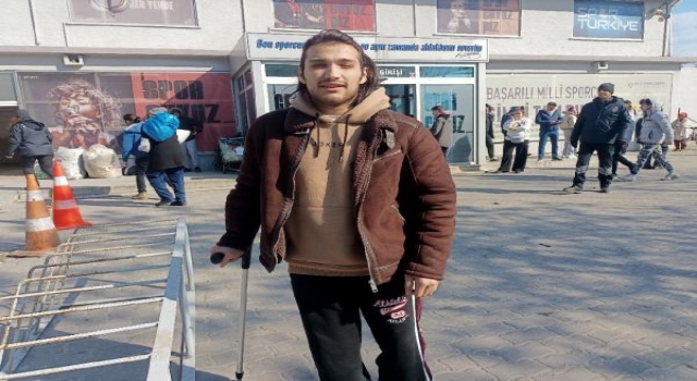 Yürüme engelli Cemal, yardım merkezinde gönüllü çalışıyor