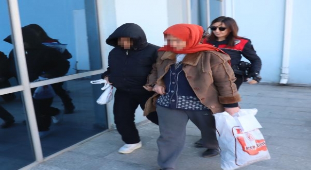 Deprem yardımlarını çalan 4 belediye personeli adliyede