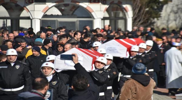 Depremde ölen polis çift ile kızları toprağa verildi
