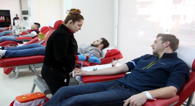 Edirne’de uluslararası öğrencilerden depremzedeler için kan bağışı