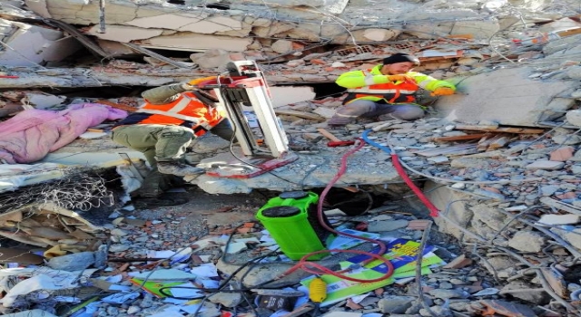 Adıyaman’daki binalar, betonda kullanılan büyük taşlar yüzünden göçmüş