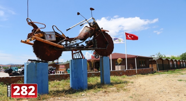 Atık metallerden yapılan 10 metrelik motosiklet heykeli ilgi çekiyor