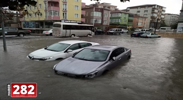 Tekirdağ'da sağanak hayatı olumsuz etkiliyor