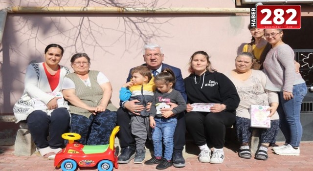 Ergene Belediye Başkanı Rasim Yüksel Kapı Kapı Gezerek 8 Mart Dünya Kadınlar Gününü Kutladı