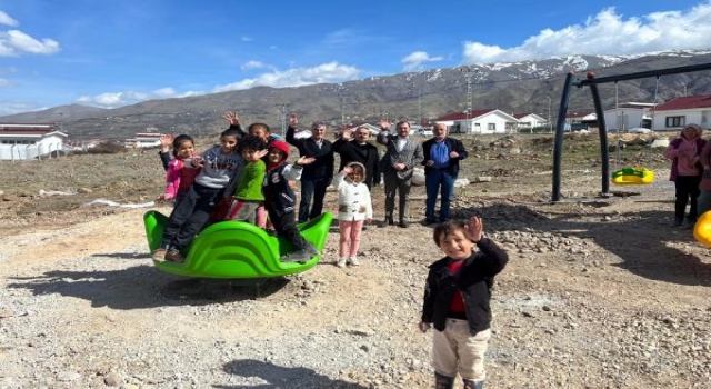 Süleymanpaşa Belediyesi afet bölgesinde çocuk parkları yapıyor