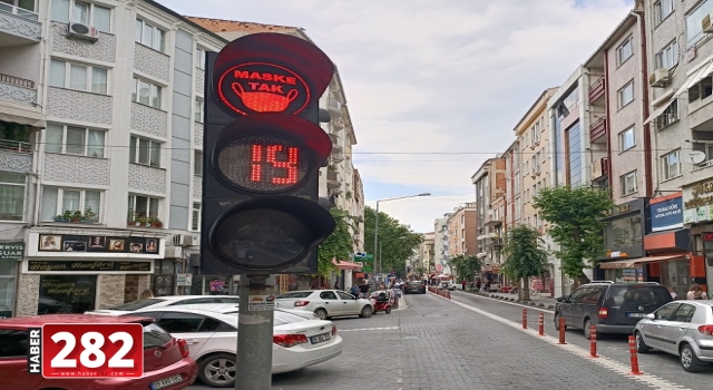 Trafik ışığıyla "Maske tak" çağrısı