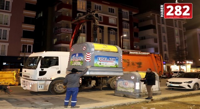ATATÜRK VE ÖZTRAK CADDELERİNDE ÇÖP KONTEYNERLERİ YENİLENİYOR