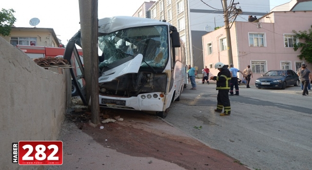 Malkara'da elektrik direğine çarpan minibüsün sürücüsü yaralandı