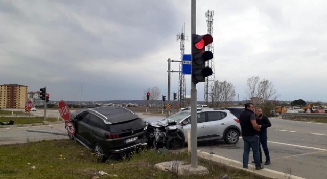 Tekirdağ’da otomobillerin çarpıştığı kazada 3 kişi yaralandı