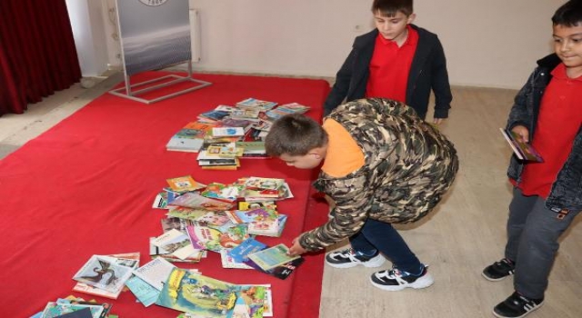 Okuduğu kitabı getiren çocuklar, tiyatro oyununu ücretsiz izledi