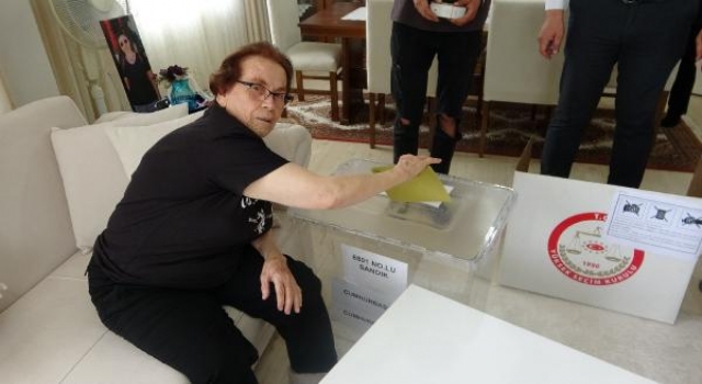 Keşan’da yaşlı, hasta ve engelliler oylarını seyyar sandıkta kullandı