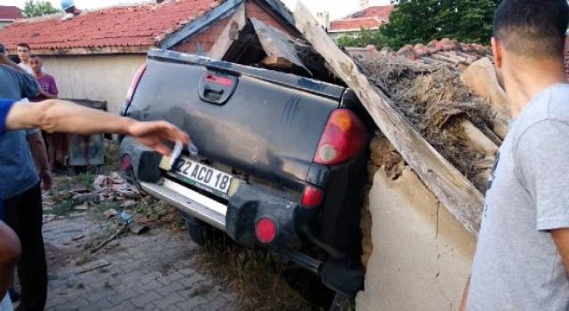 Edirne’de kontrolden çıkan kamyonet metruk eve girdi; 1 yaralı