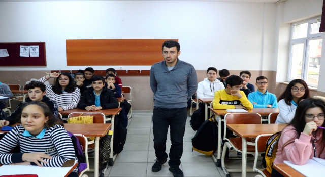 Öğrencilerinin sevgisi görme engelli Mehmet öğretmene "ışık" oluyor