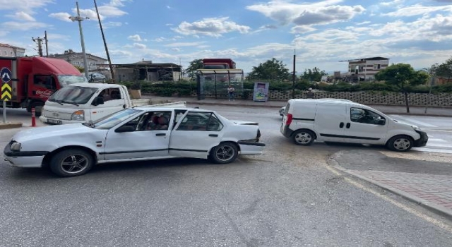 Keşan’da hafif ticari araçla otomobil çarpıştı: 1 yaralı