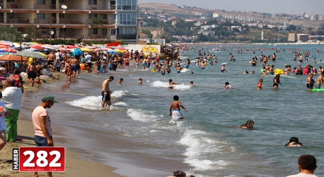 Tekirdağ'da sıcaktan bunalanlar sahillerde serinlemeye çalıştı