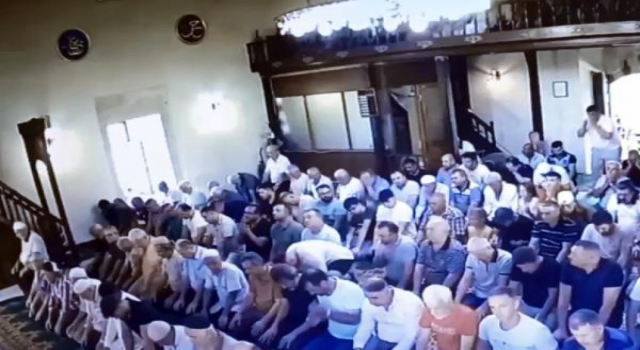 Edirne’de namaz kılarken yanındaki cep telefonu çalındı