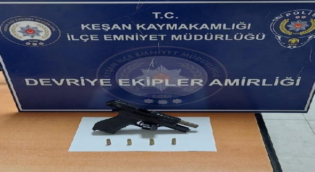 Alkollü sürücü, üzerinde ruhsatsız tabancayla yakalandı