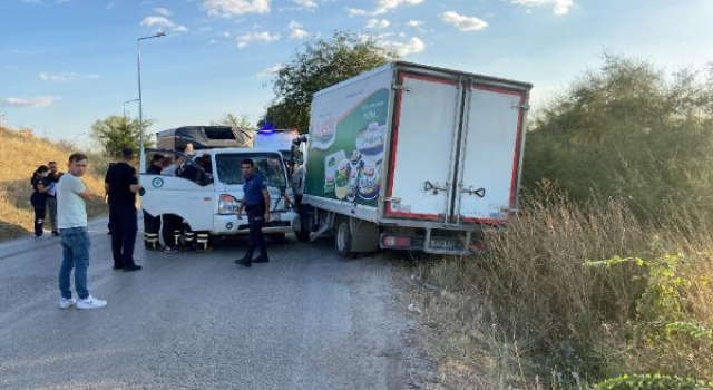 Edirne’de kamyonla çarpışan kamyonet sürücüsü yaralandı