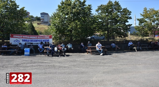 Çorlu'da kurbanlar kesim alanlarında tedbirlere uyularak kesildi