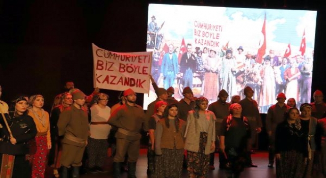 Çorlu’da ’100 Yıllık Emanet Cumhuriyet’ oyunu sahnelendi