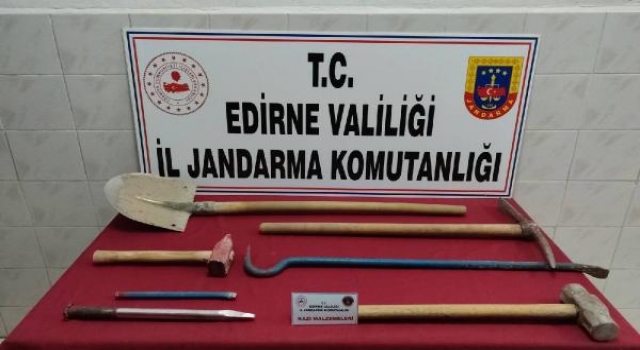 Edirne’de kaçak define kazısı yapan 2 şüpheli suçüstü yakalandı