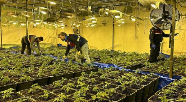 Tekstil atölyesinin deposunu uyuşturucu imalathanesine çeviren 2 kişi tutuklandı