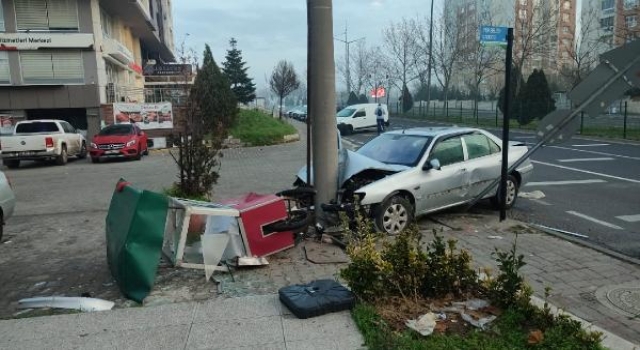 Çorlu’da otomobil elektrik direğine çarptı: 1 yaralı