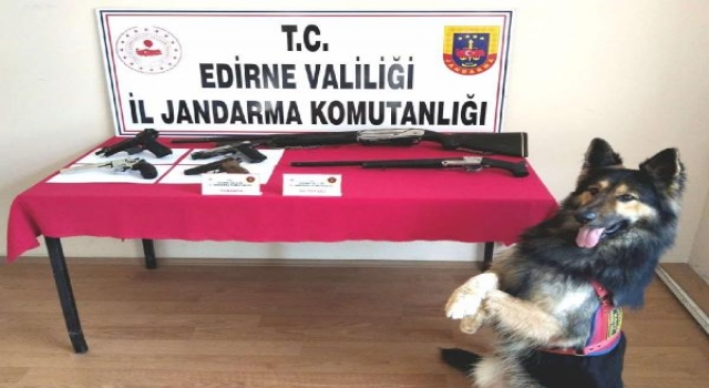Edirne’de ruhsatsız 4 tabanca ve 2 av tüfeği ele geçirildi