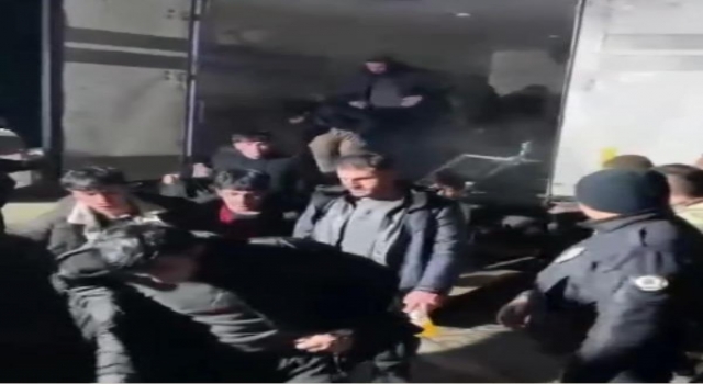 Kırklareli’de kamyonet kasasında 60 kaçak göçmen yakalandı