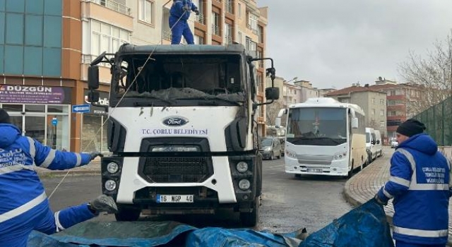 Çorlu’da seyir halindeyken alev alan çöp kamyonu, hasar gördü