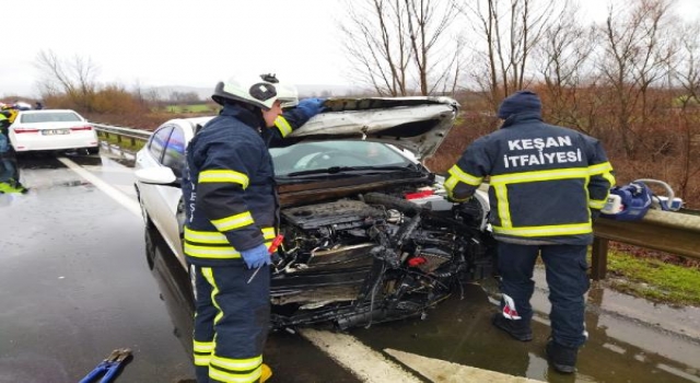 Edirne’de kontrolden çıkan otomobil bariyerlere çarptı: 4 yaralı