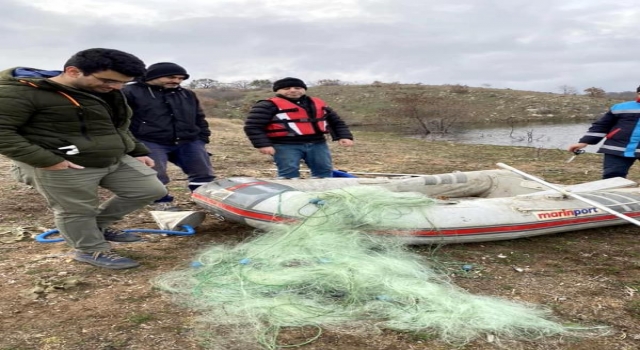 Balıkçıların gölete attığı ağlar çıkarıldı