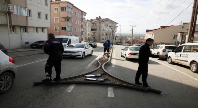 Aydınlatma direği, kuvvetli lodosta triportörün üzerine devrildi; 1 yaralı