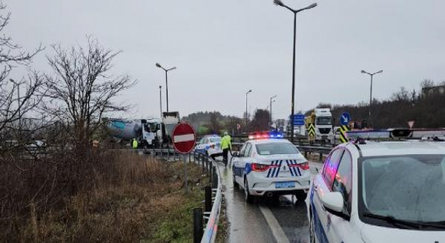 Edirne’de beton mikseri ile TIR çarpıştı: Baba-kız yaralandı
