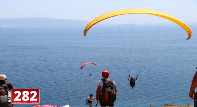 Adrenalin tutkunları Uçmakdere'de gökyüzüne dokunuyor