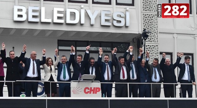 Özgür Özel. Kimsesiz gördüklerinin yanında kapı gibi durmaya devam edeceğiz