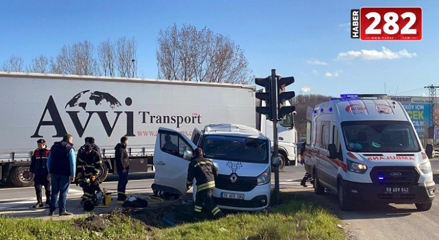 Tekirdağ'da TIR'ın, ışıkta bekleyen minibüse çarptığı kazada 5 kişi yaralandı